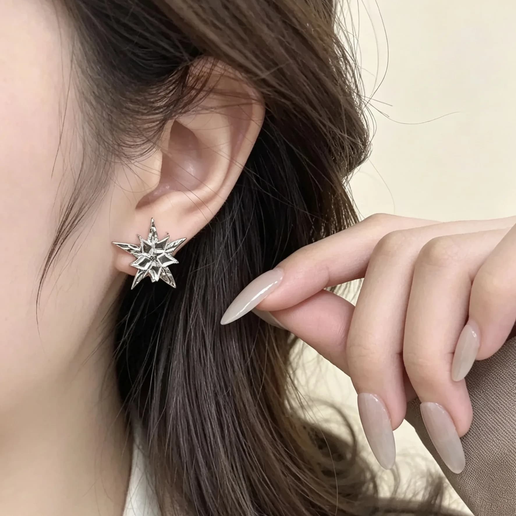 High-end versatile sweet and cool earrings, earrings, simple niche light luxury zircon starry punk cool earrings, earrings.