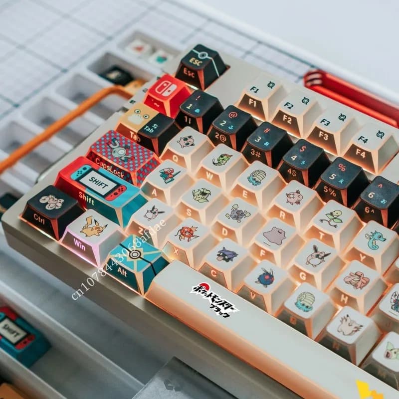 Set di 131 Tasti Pokemon Anime, Keycaps Cherry Height in PBT con Sublimazione, Personalizzabili per Tastiera Meccanica, DIY con Lati Traslucidi, Regalo