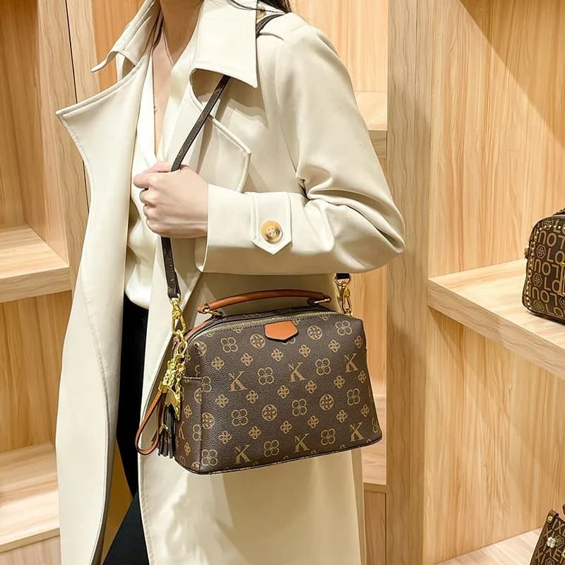 Borsa da donna nuova collezione 2026, design di nicchia alla moda, borsa a tracolla singola, borsa a cuscino di alta gamma, versatile per l'uso quotidiano