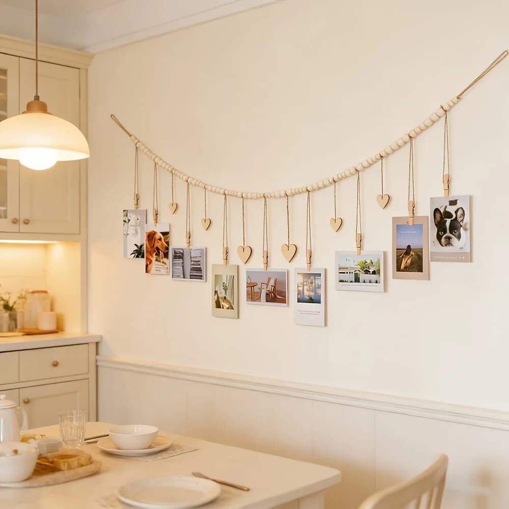 Decorazione da Parete per Esposizione Foto - Ghirlanda Rustica Boho con Perline in Legno, Cornice con 9 Clip in Legno e 6 Etichette a Cuore in Legno, Porta Foto
