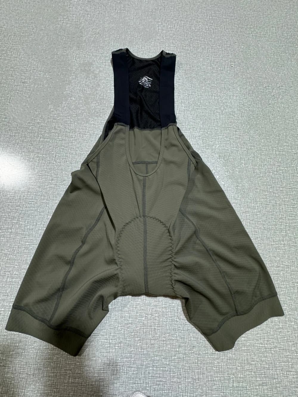 Pantaloncini da Ciclismo SYN Global Cycling Club per Uomo, Senza Cuciture, Verde con Stampa a Diamante, Imbottiti per 7 Ore di Guida