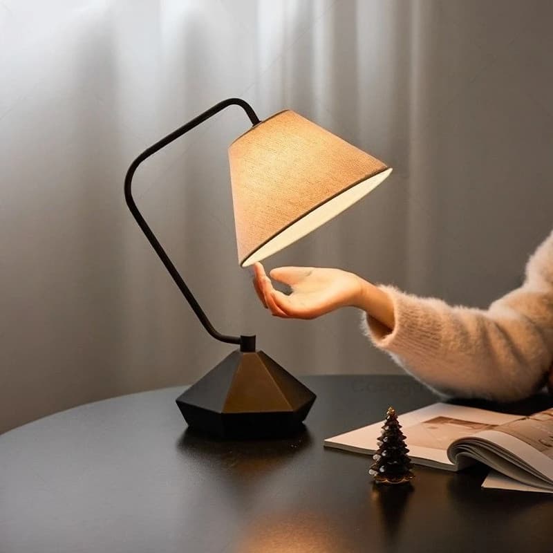 Lampade da tavolo a LED in ferro battuto conico nero/rosso francese Paralume in tessuto Soggiorno Camera da letto Ristorante Ufficio Luci da scrivania da lettura