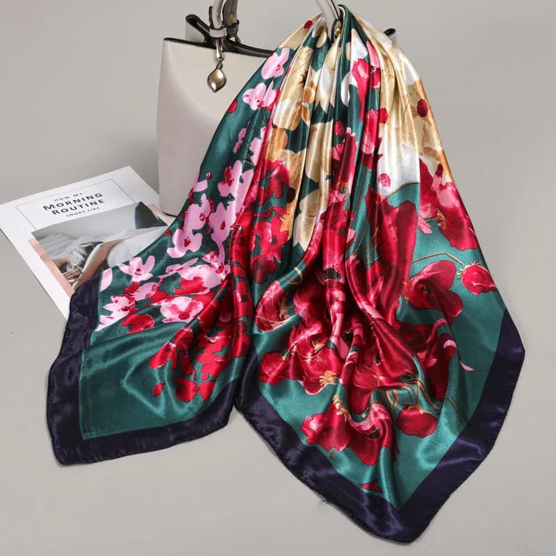 Nuova Sciarpa di Seta alla Moda per Donne, Versatile Copricapo da Esterno con Motivi Audaci e Formato Grande