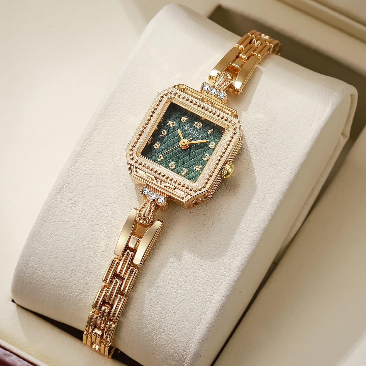 Nuovo Orologio da Donna 2026, Piccolo ed Elegante, Quadrante Digitale Quadrato, Cinturino in Acciaio con Diamanti Incastonati