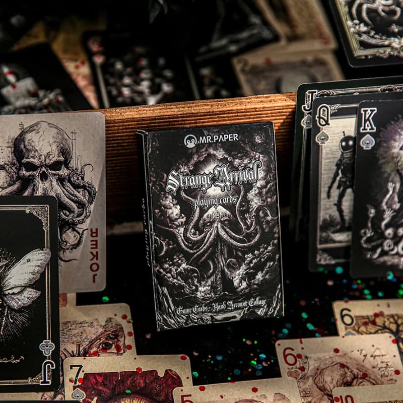 Mr. Paper 55 Carte/Scatola: Carte da Gioco Serie Strano Arrivo Stile Gotico Scuro per Intrattenimento Fai-da-te e Sollievo dallo Stress
