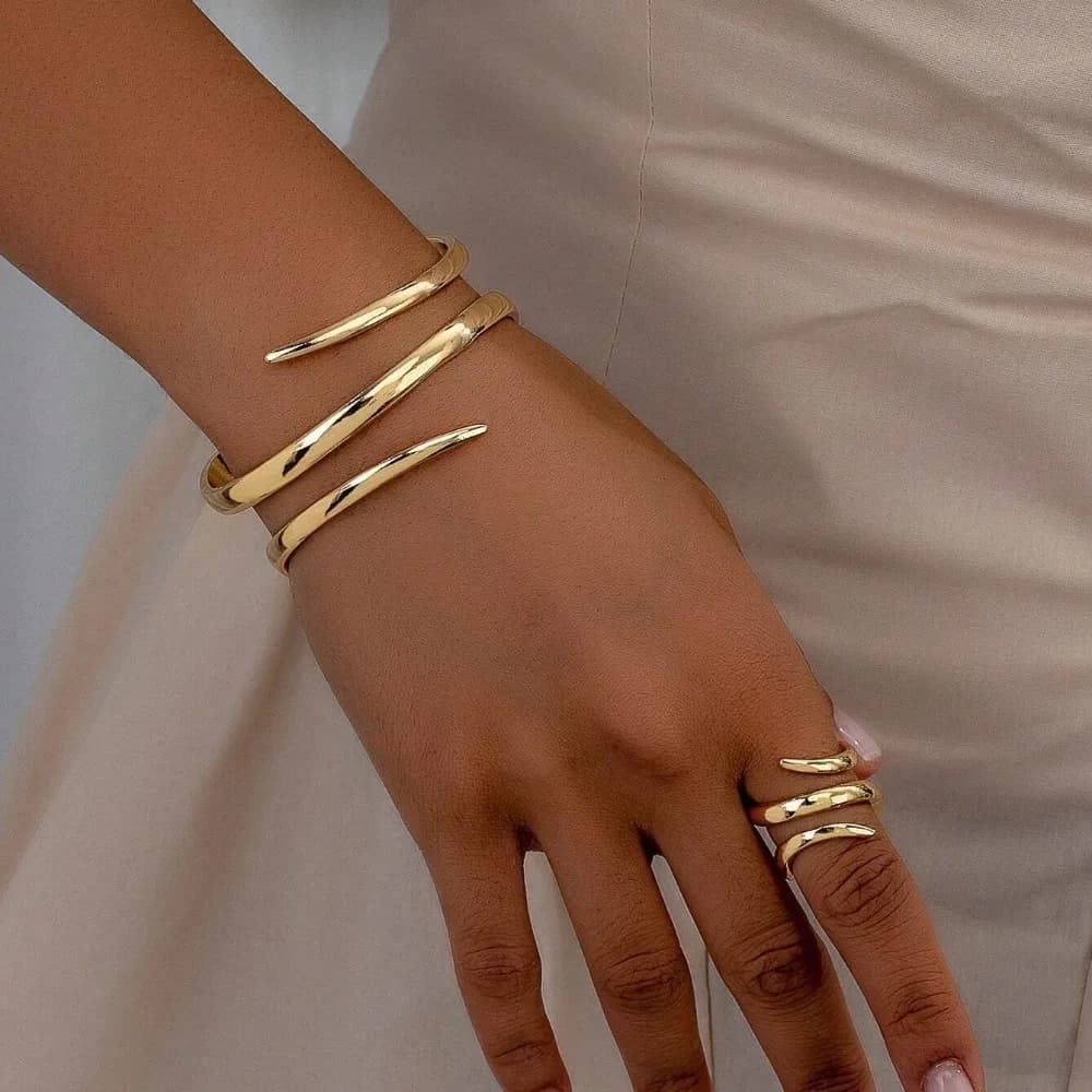 Set di Gioielli Europei e Americani con Bracciale e Anello Spessi per Donne, Colore Oro, Design Geometrico, Set Regalo