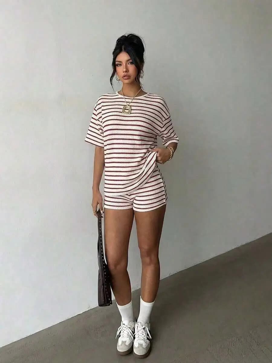 T-shirt da donna a maniche corte con scollo rotondo a righe e pantaloncini larghi con elastico in vita, set da 2 pezzi