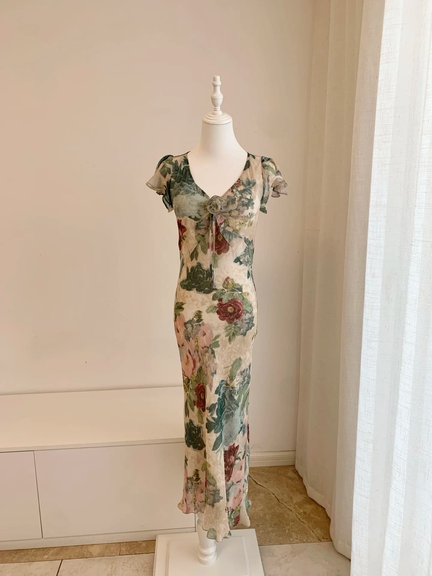 Abito Midi da Donna in Seta 100% con Decorazione Floreale 3D, Scollo a V, Maniche Corte, Vita Alta, Ideale per le Vacanze