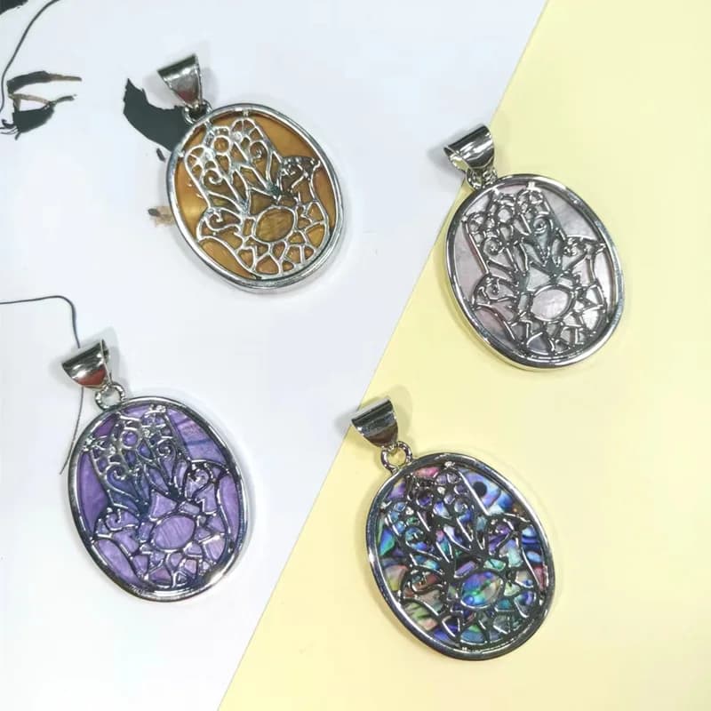 Ciondolo per collana a forma di mano di Buddha intarsiato in lega, con imitazione di madreperla e abalone tinta a mano