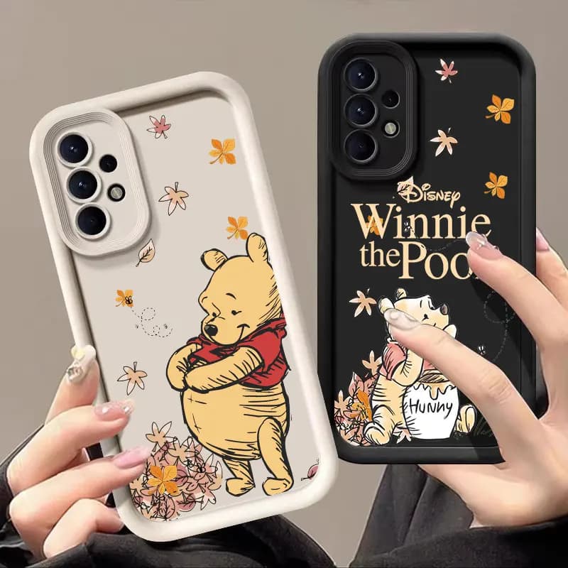 Cover in silicone Winnie The Pooh con foglie autunnali per Samsung Galaxy A57 A56 5G A37 A36 A17 A07 A26 A16 A06 A55 A52 A14 A73 A34