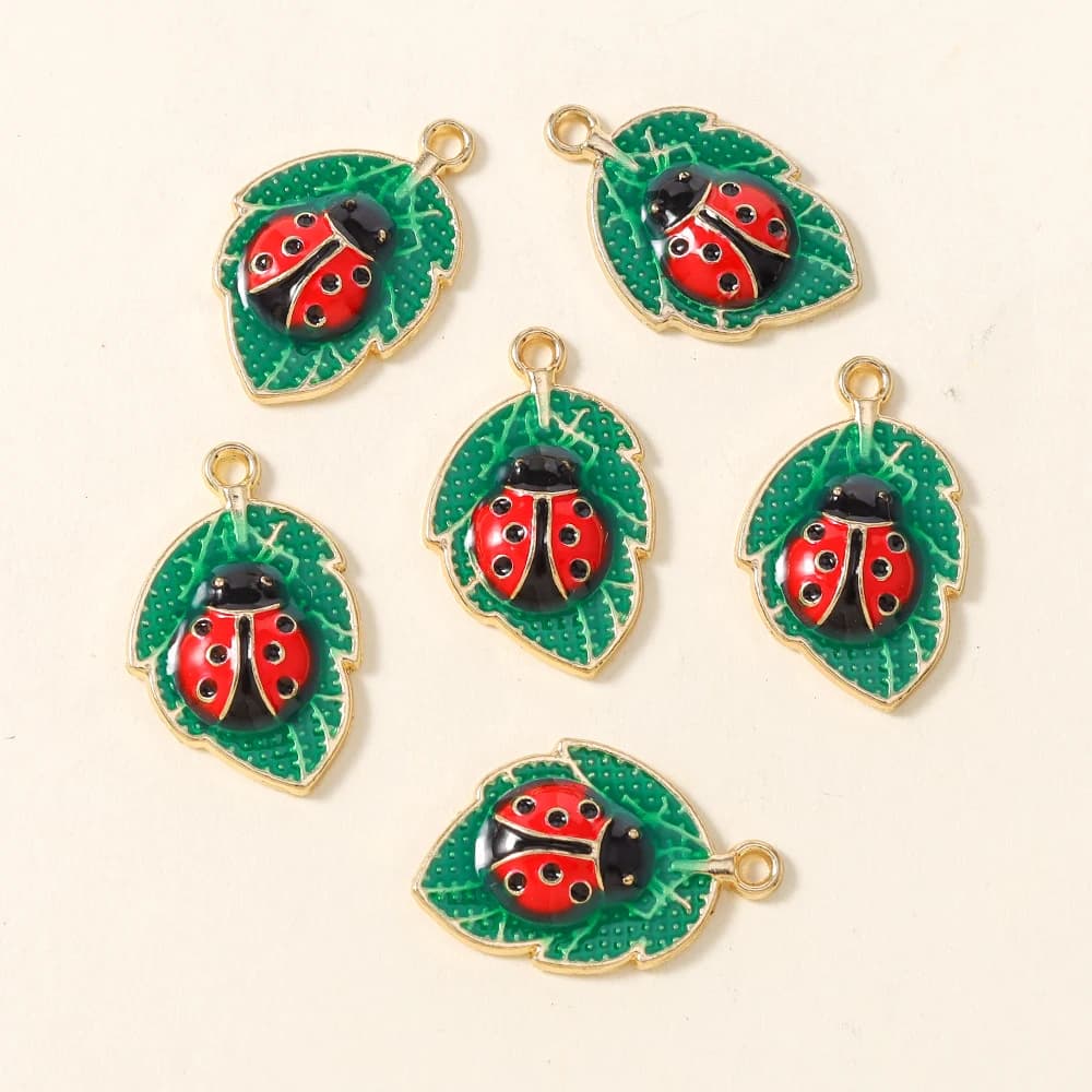10 Pezzi Ciondoli a Forma di Coccinella con Foglia 15*23mm, Graziosi Charm a Forma di Insetto su Foglia Verde per Creazione di Orecchini e Collane Fai-da-Te