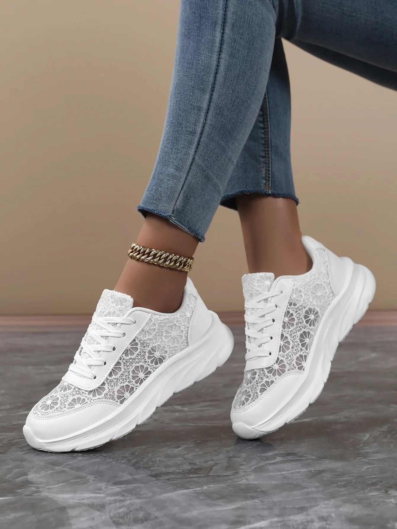 Scarpe Sportive Casual da Donna: Design Ricamato e Traforato, Comode e Traspiranti, con Suole in EVA, Sneakers Bianche a Calzata Larga