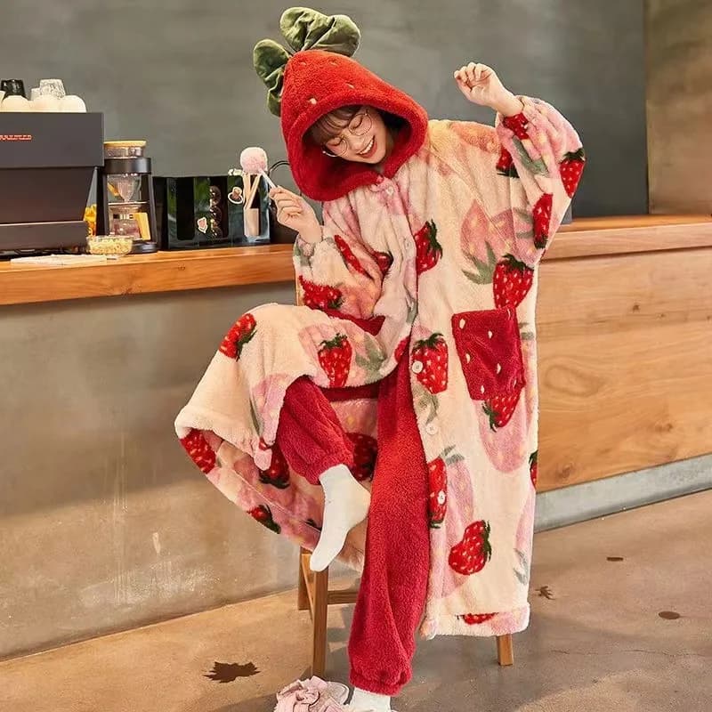 Pigiama invernale per donna Giacca lunga con cappuccio Cartoon fragola Giacca carina da indossare per la casa Indumenti da notte Accappatoio caldo in flanella Kawaii