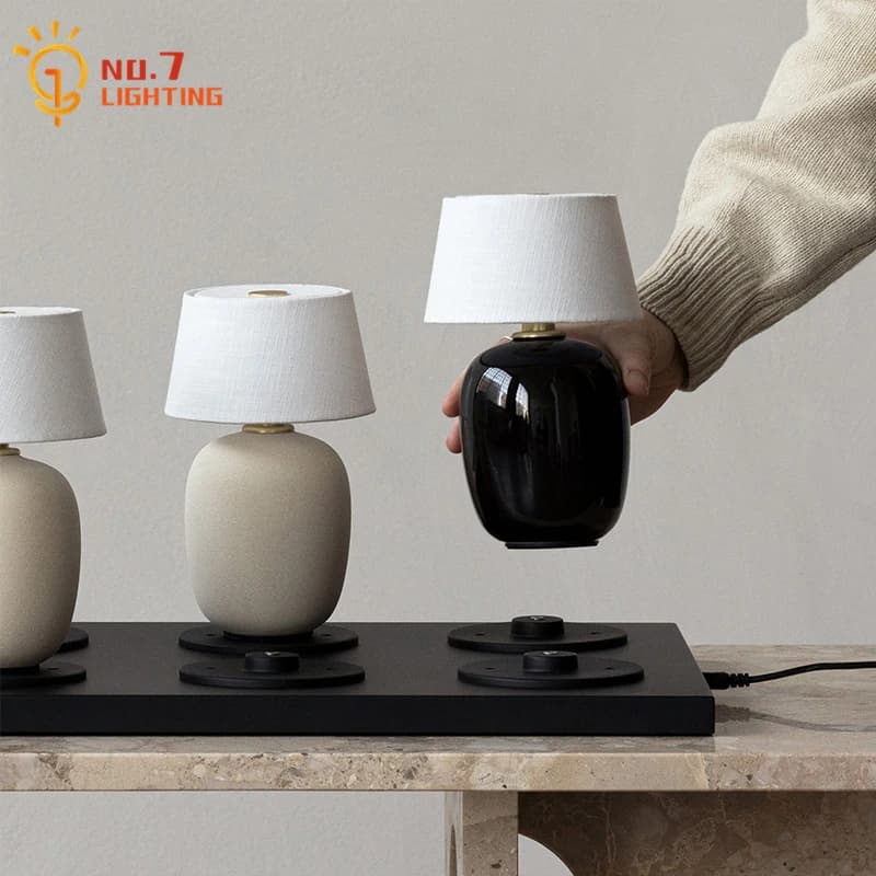 Lampada da tavolo in ceramica nera/bianca/rossa dal design danese con interruttore tattile con luci da scrivania per atmosfera di ricarica magnetica USB, comodino