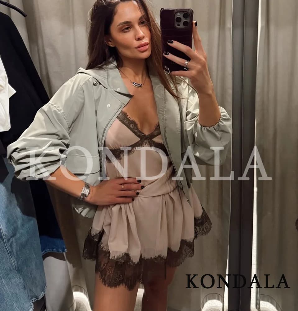 KONDALA Abito Corto da Donna con Bretelle e Orlo in Pizzo, Stile Romantico, per Vacanze e Feste, Nuovo Abito Camisole Plissettato Primavera Estate 2026 di Tendenza