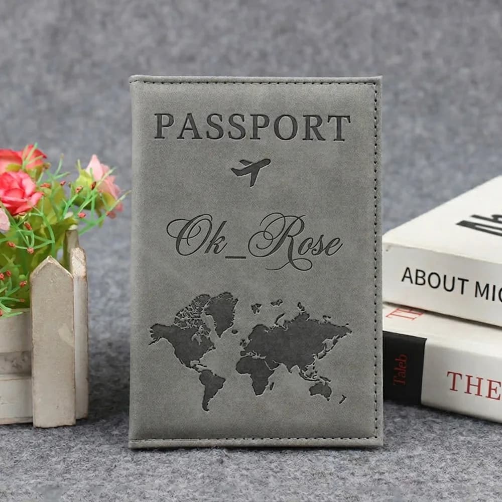 Porta Passaporto Personalizzato con Mappa del Mondo, Custodia in Pelle PU Incisa, Portafoglio da Viaggio per Uomo e Donna, Regalo