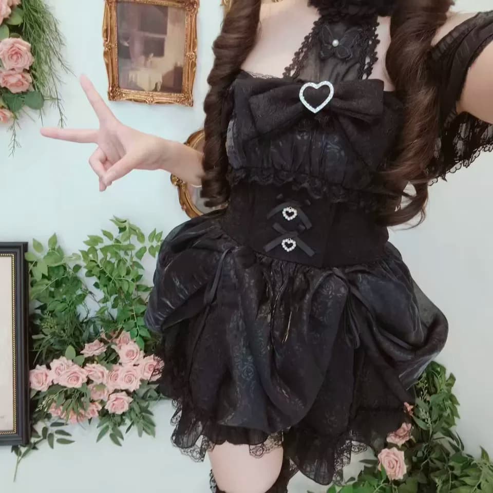 Abito Lolita Gotico Nero e Bianco con Collo Halter, Design Originale, Produzione in Serie, Stile Giapponese con Collo a Bocciolo e Pendente a Sfera