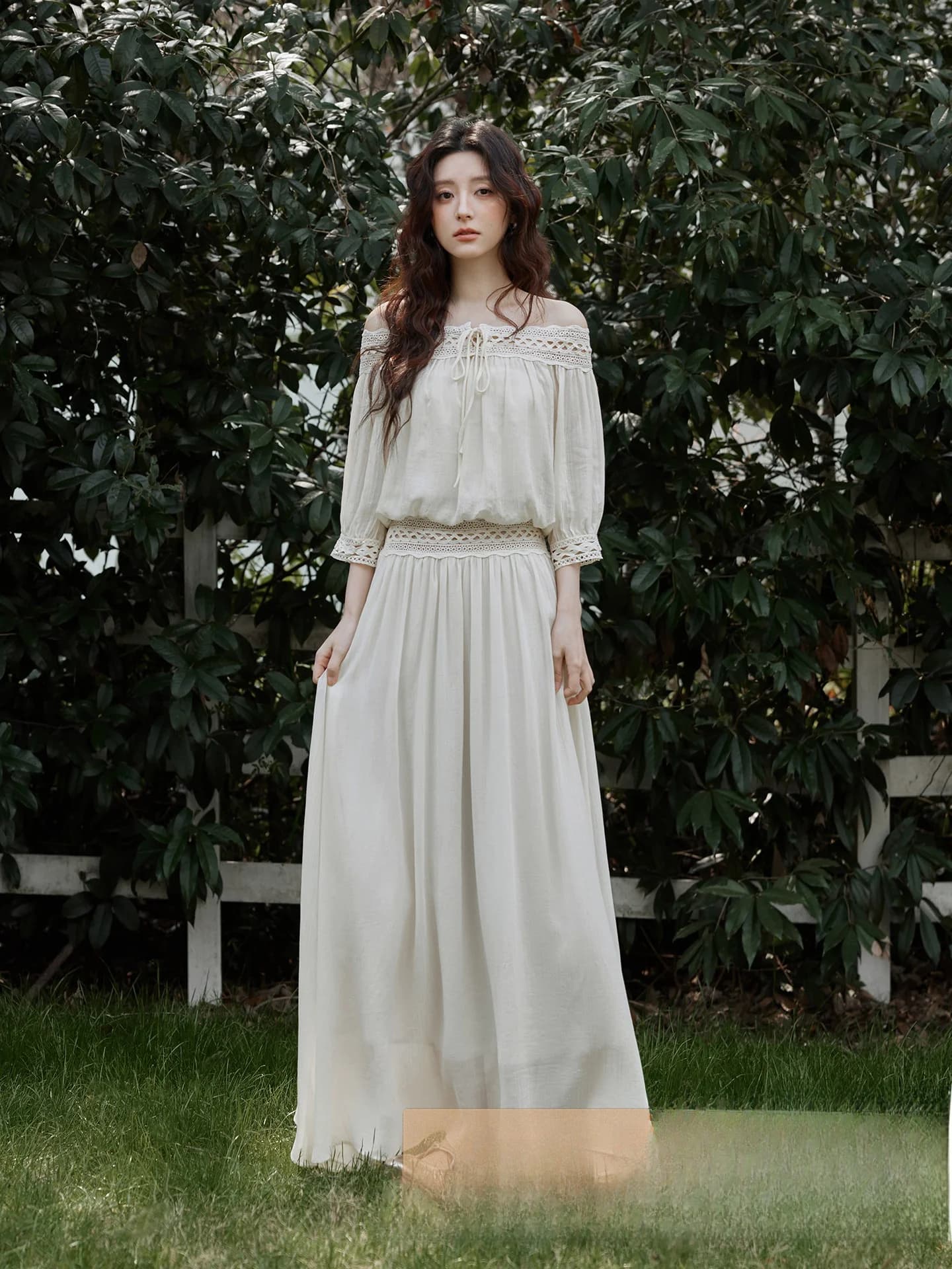 Elegante camicia con spalle scoperte in stile coreano e gonna con scollo all'americana, set primaverile ed estivo a tema spiaggia, ensemble di moda femminile