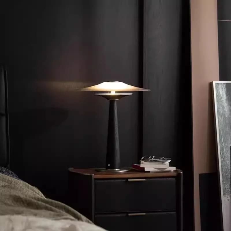 Lampada da scrivania moderna di lusso leggera Lampada da comodino per camera da letto di design nordico Lampada da decorazione desktop per soggiorno di fascia alta creativa in vetro