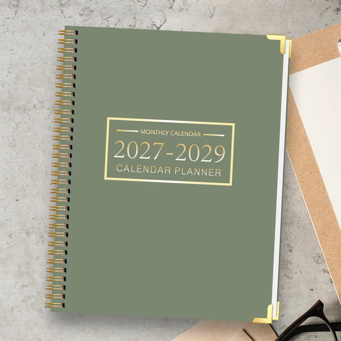 Agenda Mensile 2027-2029, Taccuino Calendario a Spirale Verde Salvia con Separatori, Pagine per Appunti, Angoli Dorati, 22,5x28,5 cm