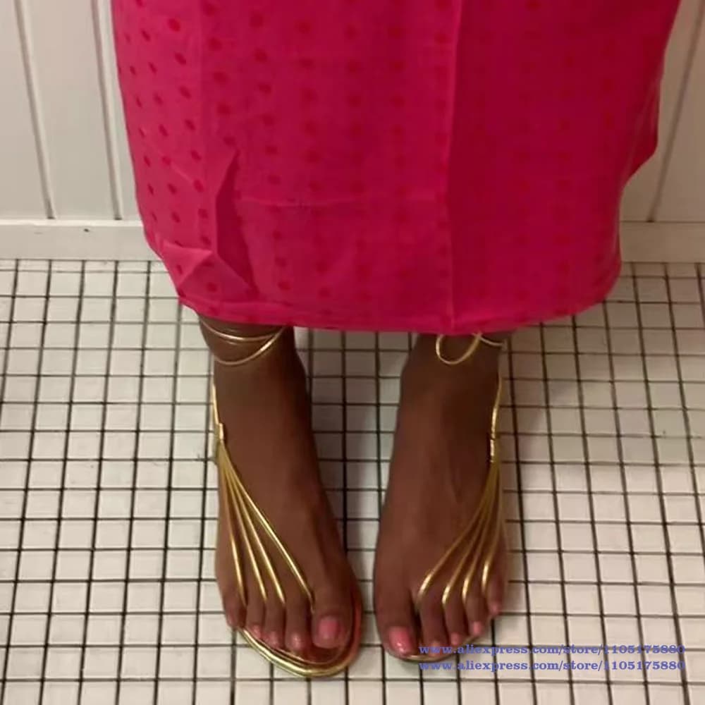 Sandali piatti da donna con cinturini dorati, minimalisti, con fascia alla caviglia e punta aperta, stile gladiatore, eleganti per l'estate