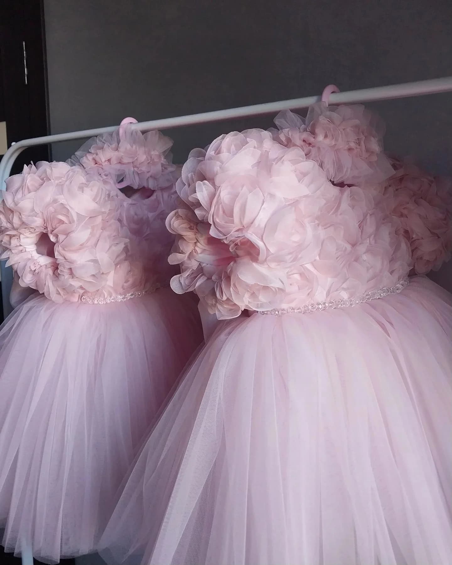 Bellissimi abiti da ragazza di fiori per matrimonio personalizzato a maniche corte con perline in tulle gonfio per bambini, compleanno, prima comunione
