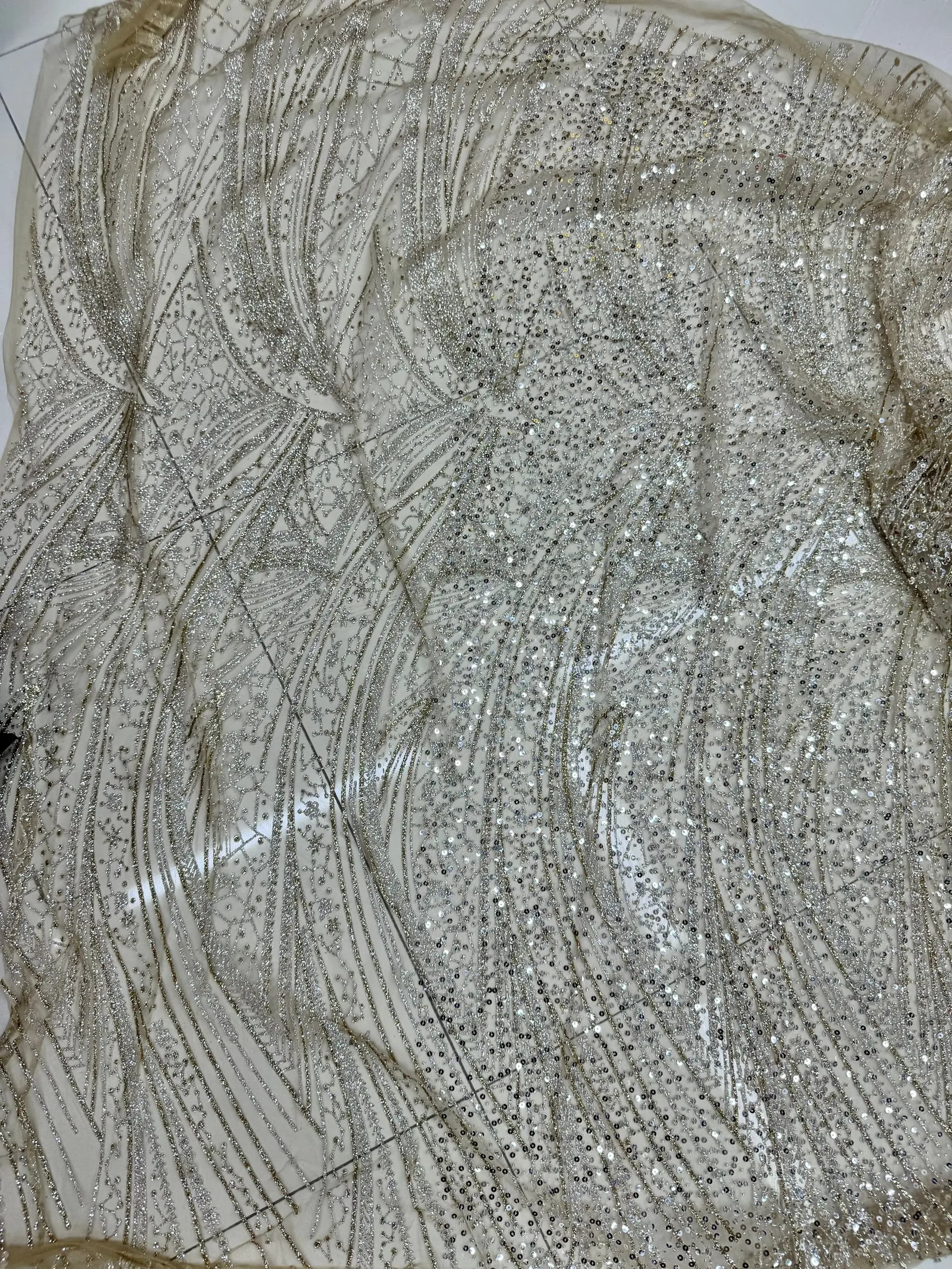 Abiti da sera in tessuto con paillettes velate di lusso Costumi da spettacolo Estampaggio a caldo Materiale di rifiniture in pizzo con perline ricamate