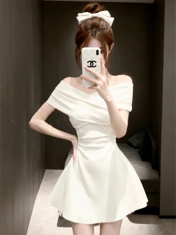 Abito estivo alla moda bianco con scollo a V e monospalla, gonna corta a trapezio da donna, stile francese, in tessuto morbido, con vita aderente
