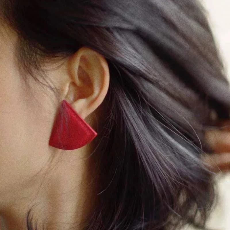Orecchini a clip a triangolo in pelle rossa gialla per donna, gioielli geometrici semplici non penetranti, gioielli in dopamina