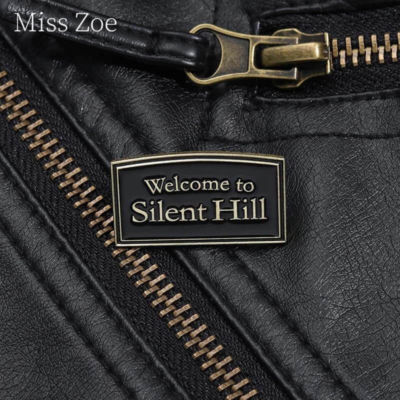 Benvenuti a Silent Hill Spilla smaltata Gioco horror Spilla anime cool Distintivo da bavero Gioielli ispirati Regali per fan Giocatori Amici