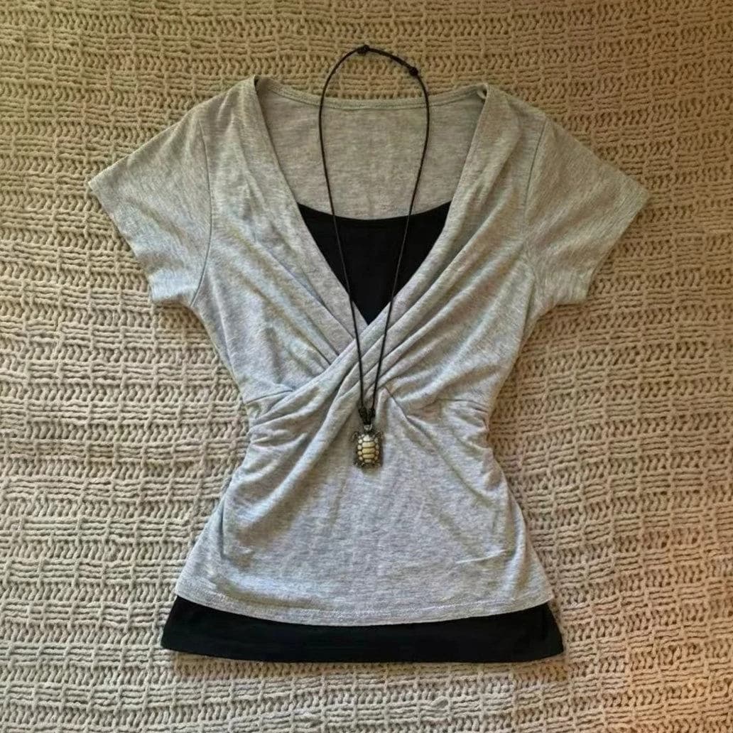 T-shirt a tinta unita con scollo a V, abbigliamento donna, streetwear coreano, top corto estetico, finto due pezzi, Harajuku, Kpop, maniche corte.