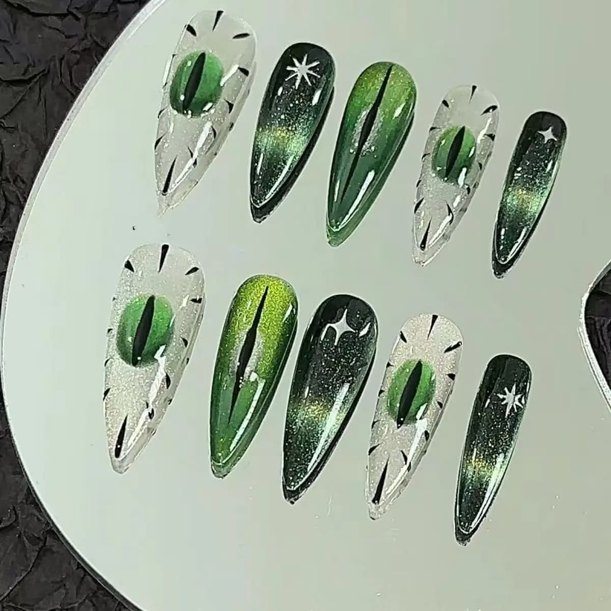 Armatura da indossare personalizzata fatta a mano Occhio del diavolo Occhio di gatto verde Flash dipinto a mano Testa a punta Spice Girl in stile europeo e americano