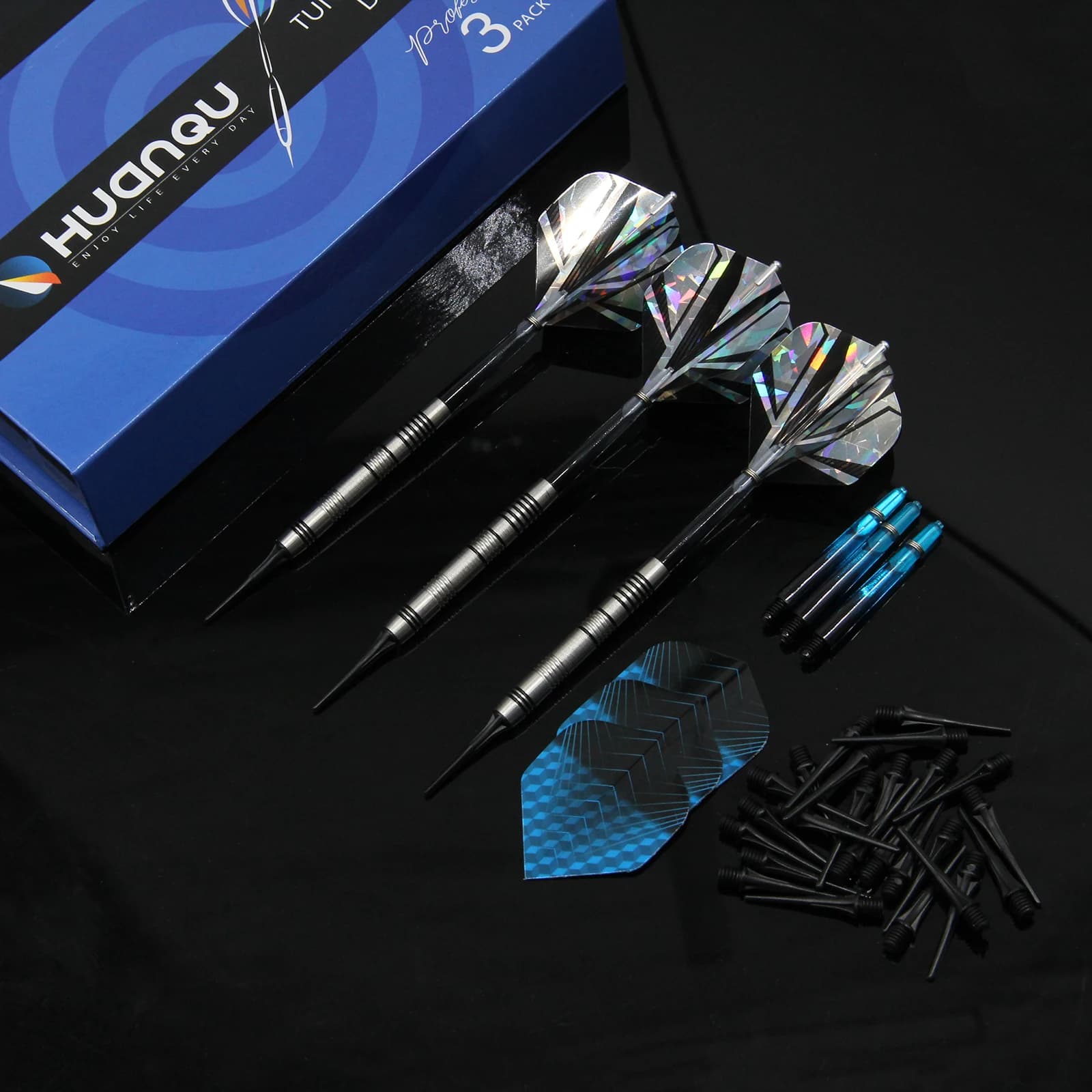 Set di freccette con punta morbida in acciaio al tungsteno Huanqu, 18 grammi con contenuto di 80% di tungsteno, set di freccette con punta morbida professionale di grado competitivo, dotato di tre aste di freccette extra, tre voli e 20 freccette con punta morbida di sicurezza. Adatto per competizioni professionali e formazione quotidiana, è ideale per gli appassionati di freccette, giocatori informali e giocatori professionisti, creano una scelta ideale come regalo di compleanno o regalo di festa.
