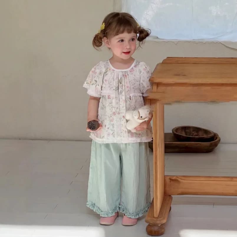 Camicia estiva per ragazze, nuova versione coreana, fresca e graziosa, con maniche a volant e motivo floreale, in cotone, dolce camicia per bambine con pizzo jacquard.