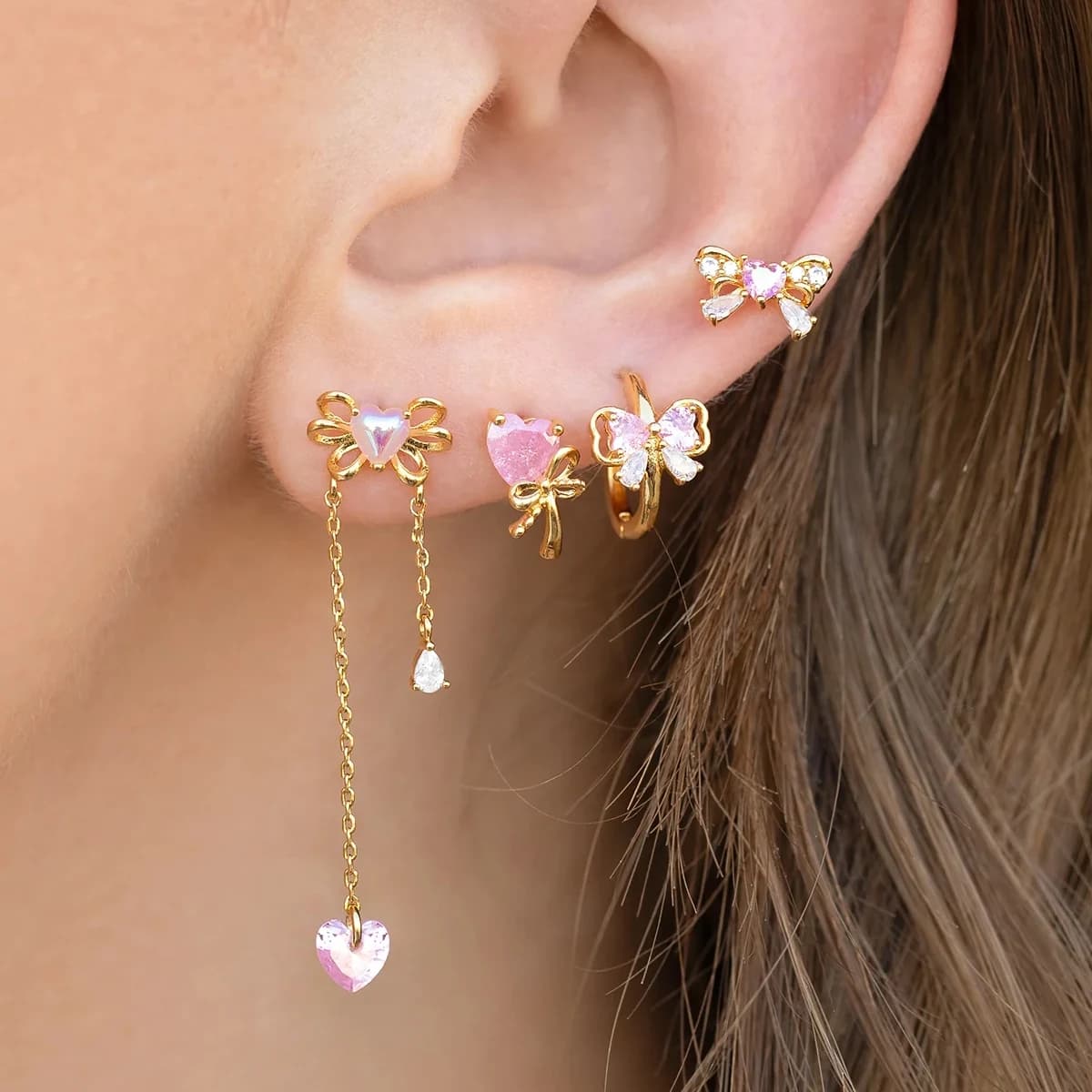 MIGGA Set di 4 orecchini a bottone con fiocco rosa dolce per donne e ragazze, gioielli con zirconi cubici color oro