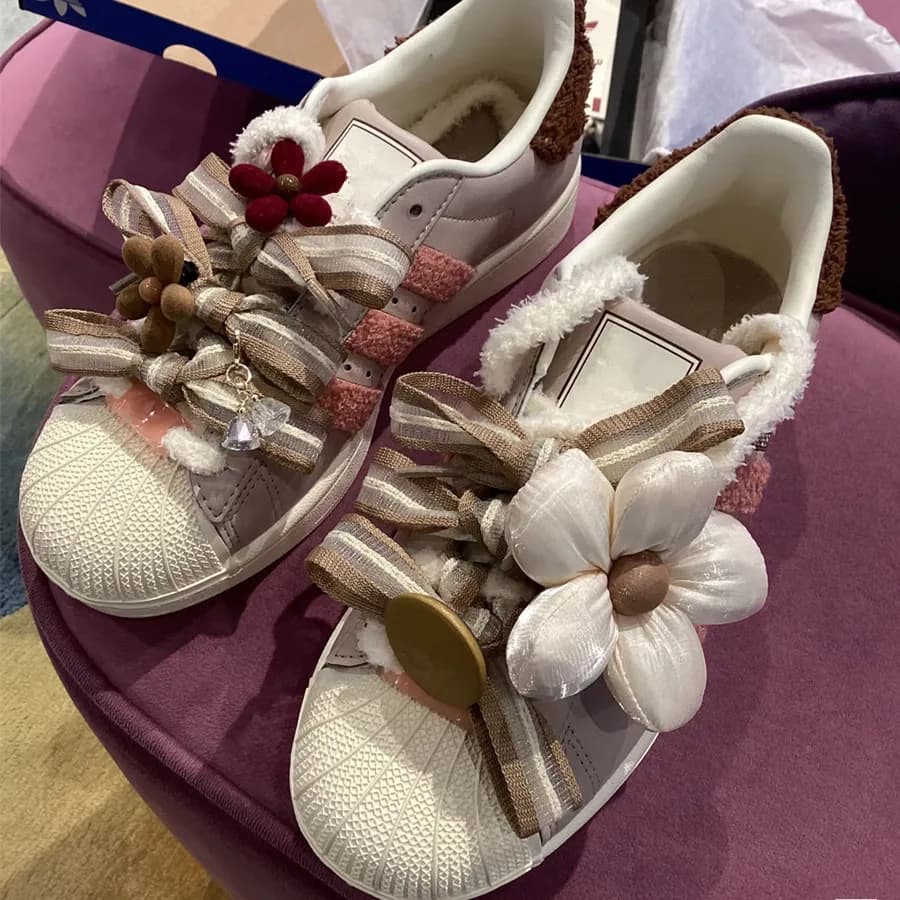 Bellissimi lacci fai-da-te floccaggio fiore scarpe fibbie in pizzo soffio crema scarpe fiore per sport scarpe da ginnastica casual scarpe stivali da neve
