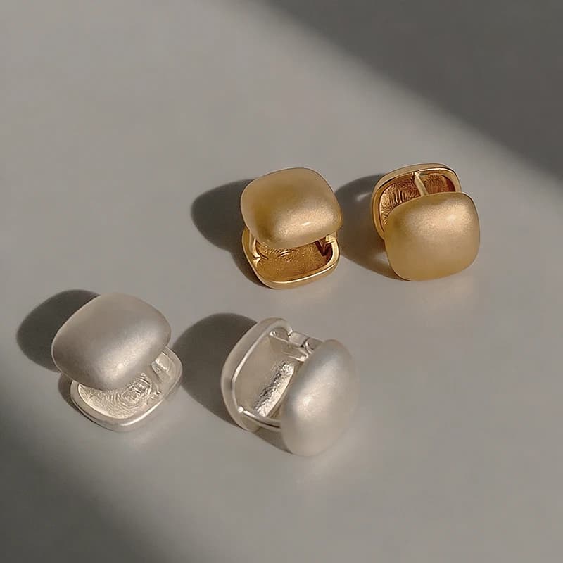 Orecchini quadrati con design satinato alla francese per donna, eleganti con texture opaca, fibbia per l'orecchio, gioielli alla moda, accessori per il lavoro quotidiano