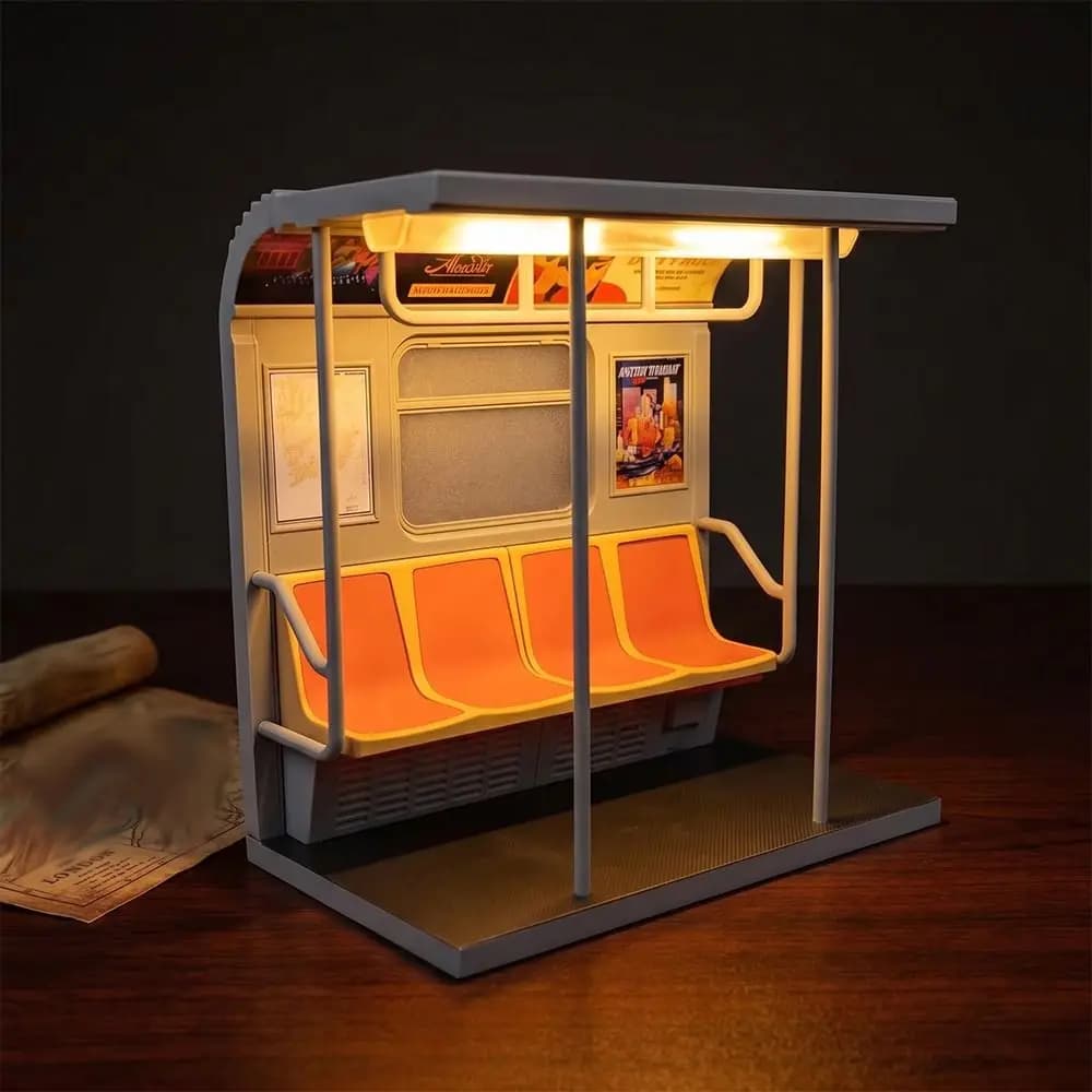 Lampada da Tavolo LED a Forma di Treno, Design Creativo e Unico, Decorazione Personalizzata per Scrivania