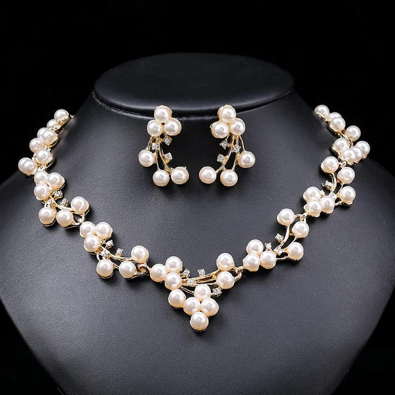 Nuovi gioielli di perle collana da donna set di gioielli per orecchini da donna leggero lusso versatile maglione catena con lucchetto catena in osso lega