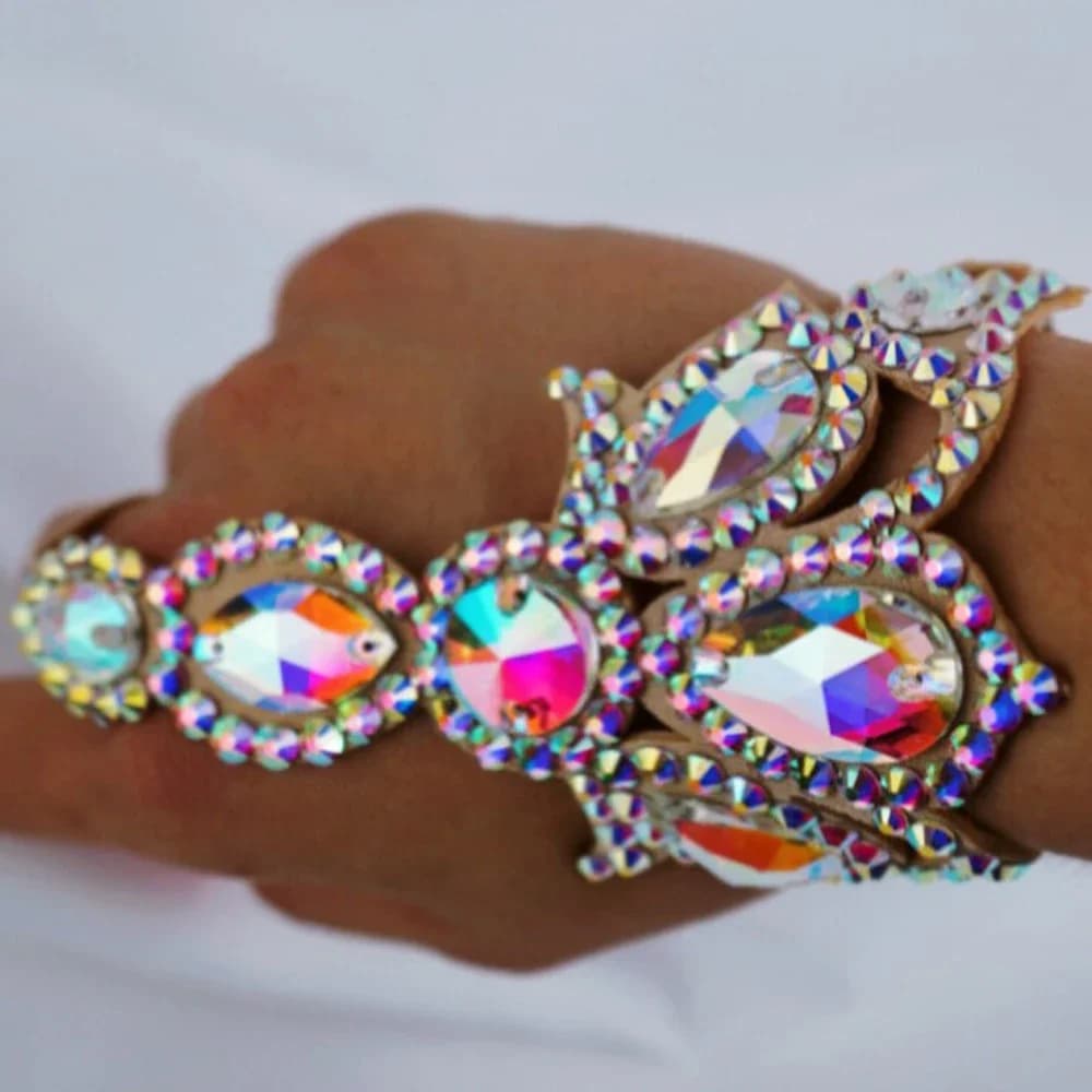 Catena per bracciale con dito a goccia con strass lucidi per donna 2023 Accessori oversize Gioielli esagerati per la testa di cristallo di danza del ventre