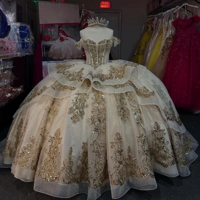 Abiti Quinceanera champagne Abito da ballo con spalle scoperte Applique in pizzo con perline Tull di cristallo Abito dolce 16 Abiti 15 De Anos