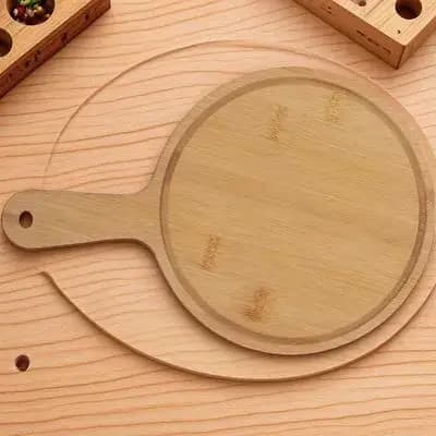 Tagliere Rotondo per Pizza, Torte, Pane, Bistecche - Superficie Liscia, Facile da Pulire, Utensile da Cucina con Manico e Funzione di Servizio