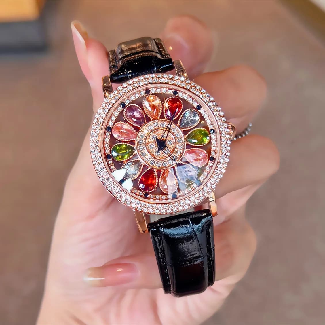 Orologio da Polso da Donna con Quadrante Rotante e Strass, Elegante e Lussuoso con Incastonatura di Diamanti Colorati