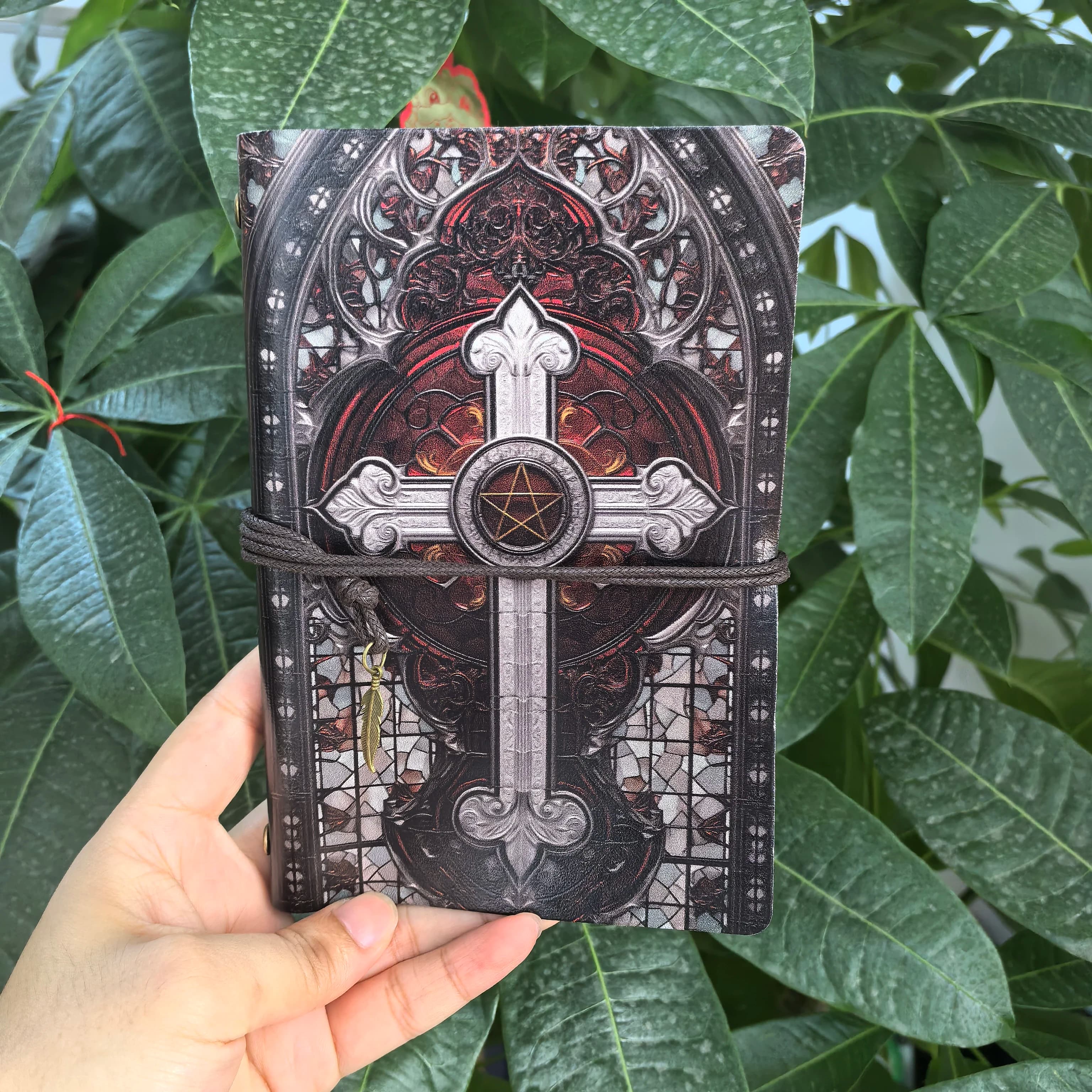 Quaderno in Pelle A6 con Croce Gotica e Pentacolo - Stile Vintage Invecchiato, Sketchbook Fatto a Mano, Regalo di Cancelleria Dark Academia