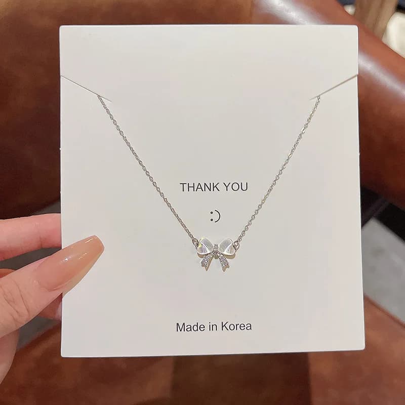 Collana con fiocco opale leggero e lussuoso da donna, temperamento alla moda e versatile, piccola e fresca catena in acciaio al titanio