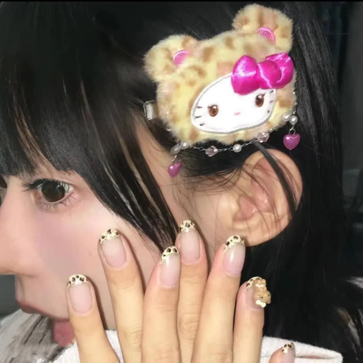 Simpatico Hello Kitty con stampa leopardata, forcina in peluche, spilla in peluche, accessori per capelli squisiti, decorazione per zaino, regalo di Natale