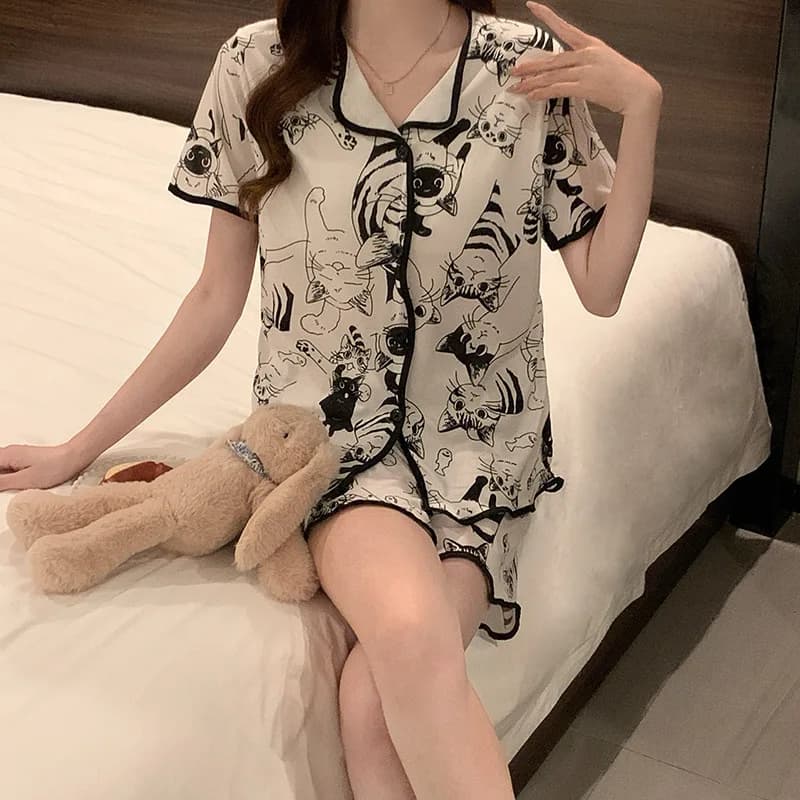 Completo pigiama da donna casual e confortevole con imbottitura integrata, in seta di latte sottile estiva, top e pantaloncini per casa