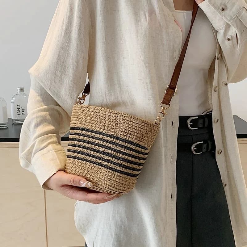 Borse a tracolla da donna in paglia intrecciata alla moda, borsa a secchiello a righe da spiaggia con tracolla in pelle, casual ed elegante per l'estate
