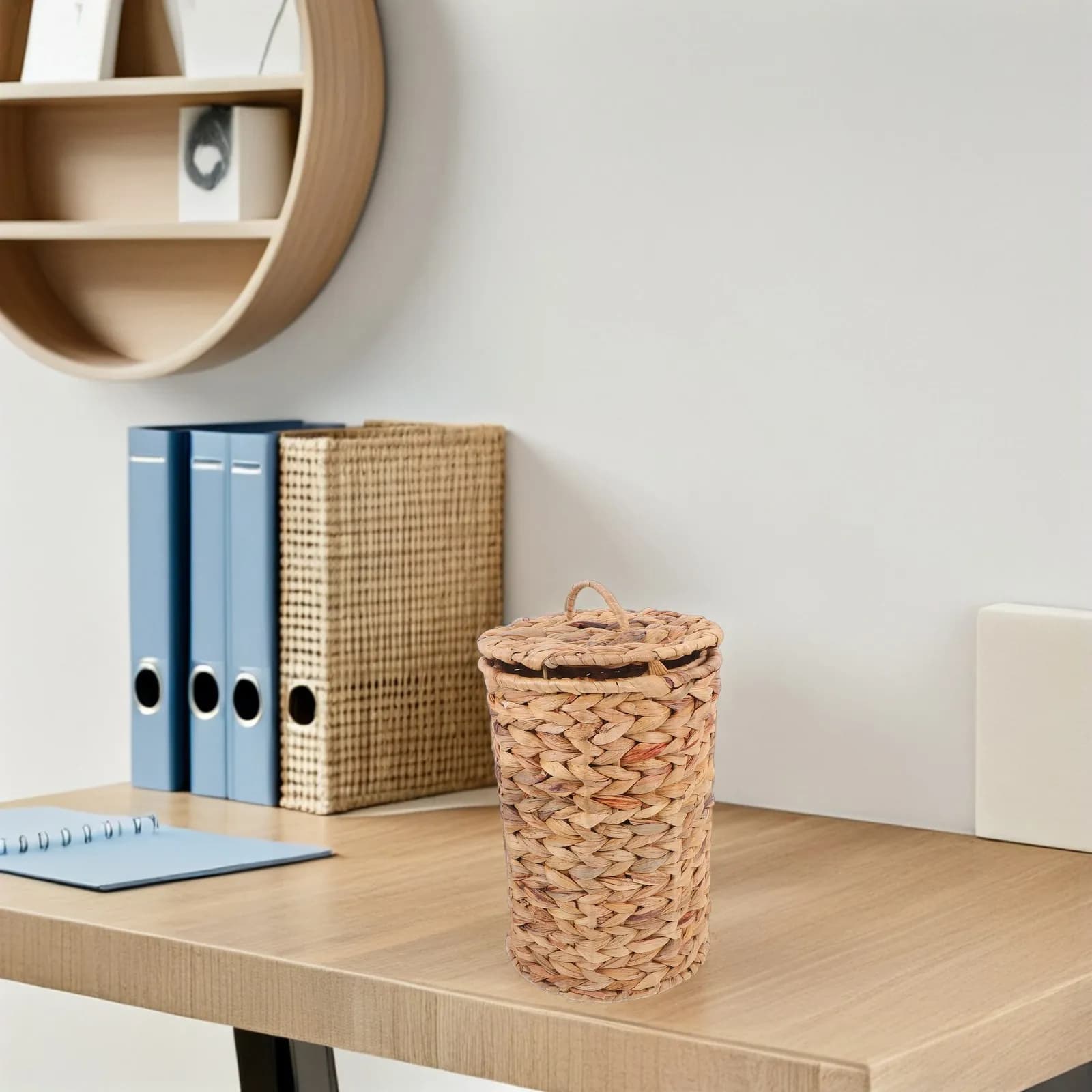 Cestino per Rifiuti in Rattan Intrecciato Fatto a Mano, Cesto Naturale in Vimini Compatto, Stile Rustico Decorativo per Tavolo e Ufficio