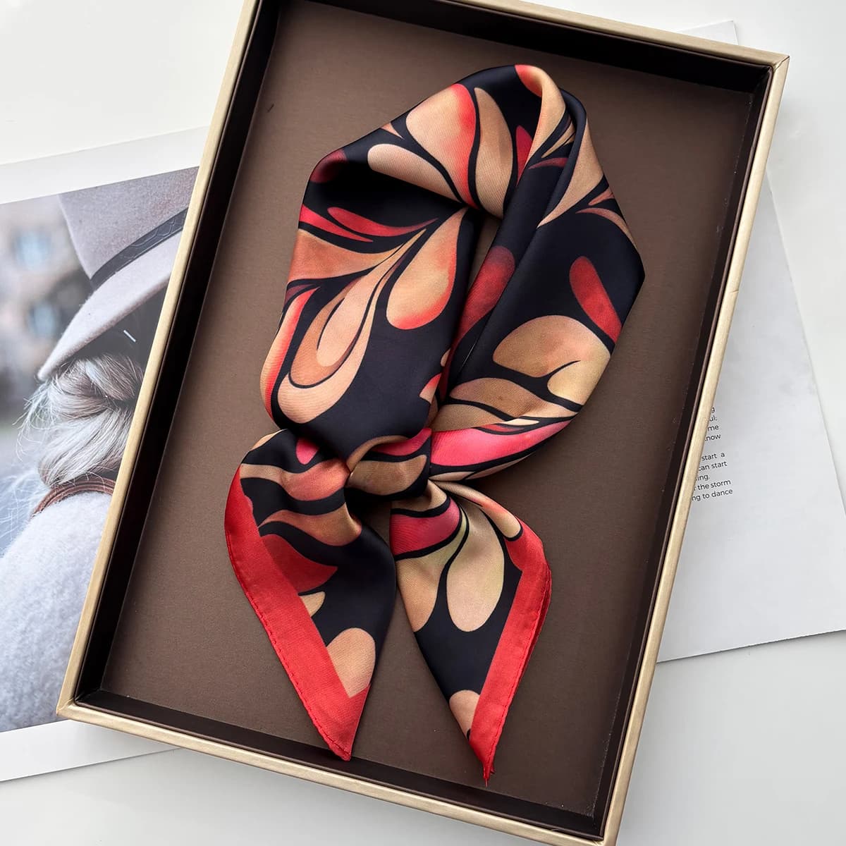 Sciarpa quadrata stampata di lusso Sciarpe di seta imitazione donna Bandane di moda Fazzoletto da collo Hijab Elegante scialle da spiaggia